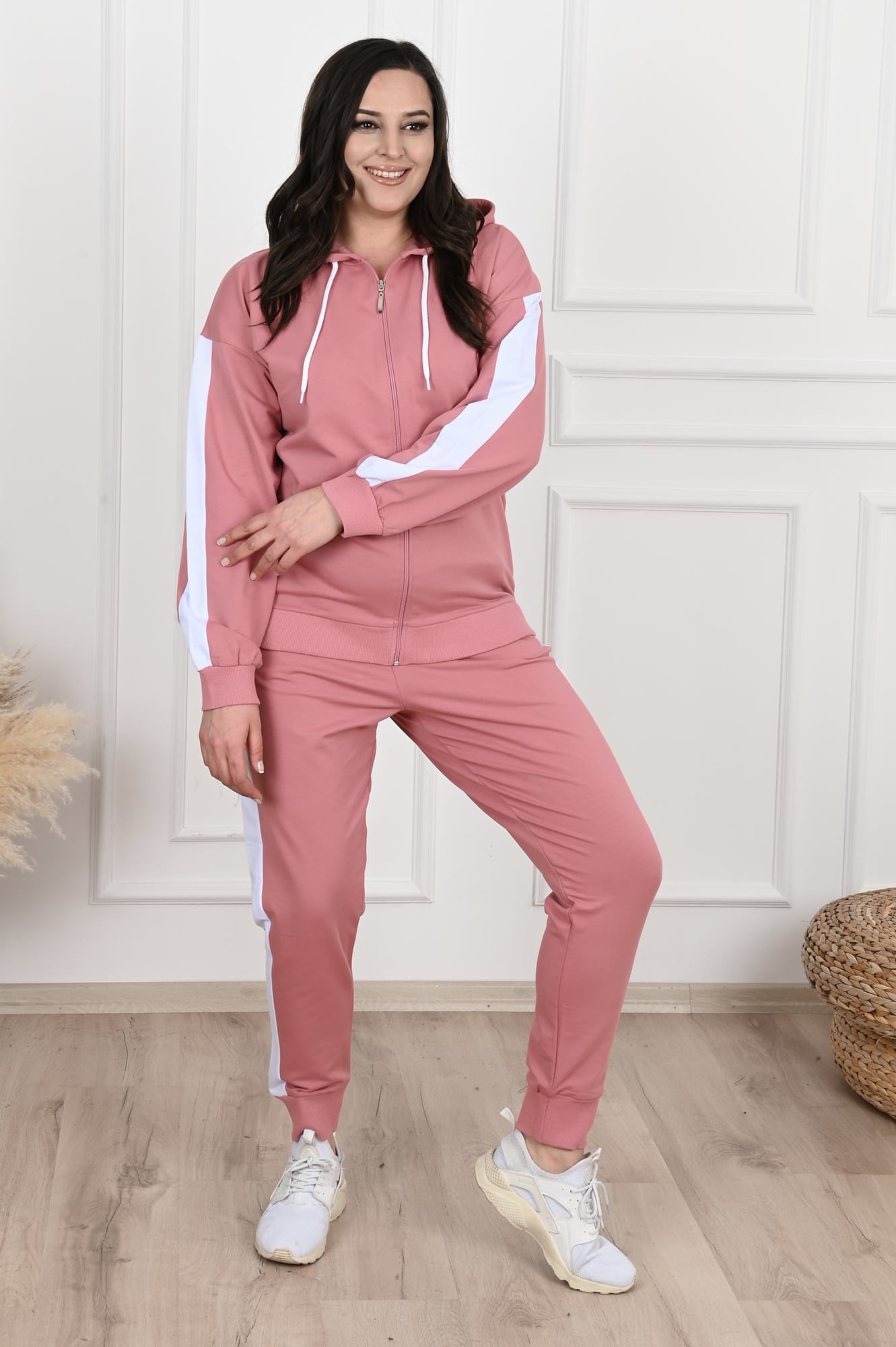 Damskie spodnie dresowe plus size z paskiem
