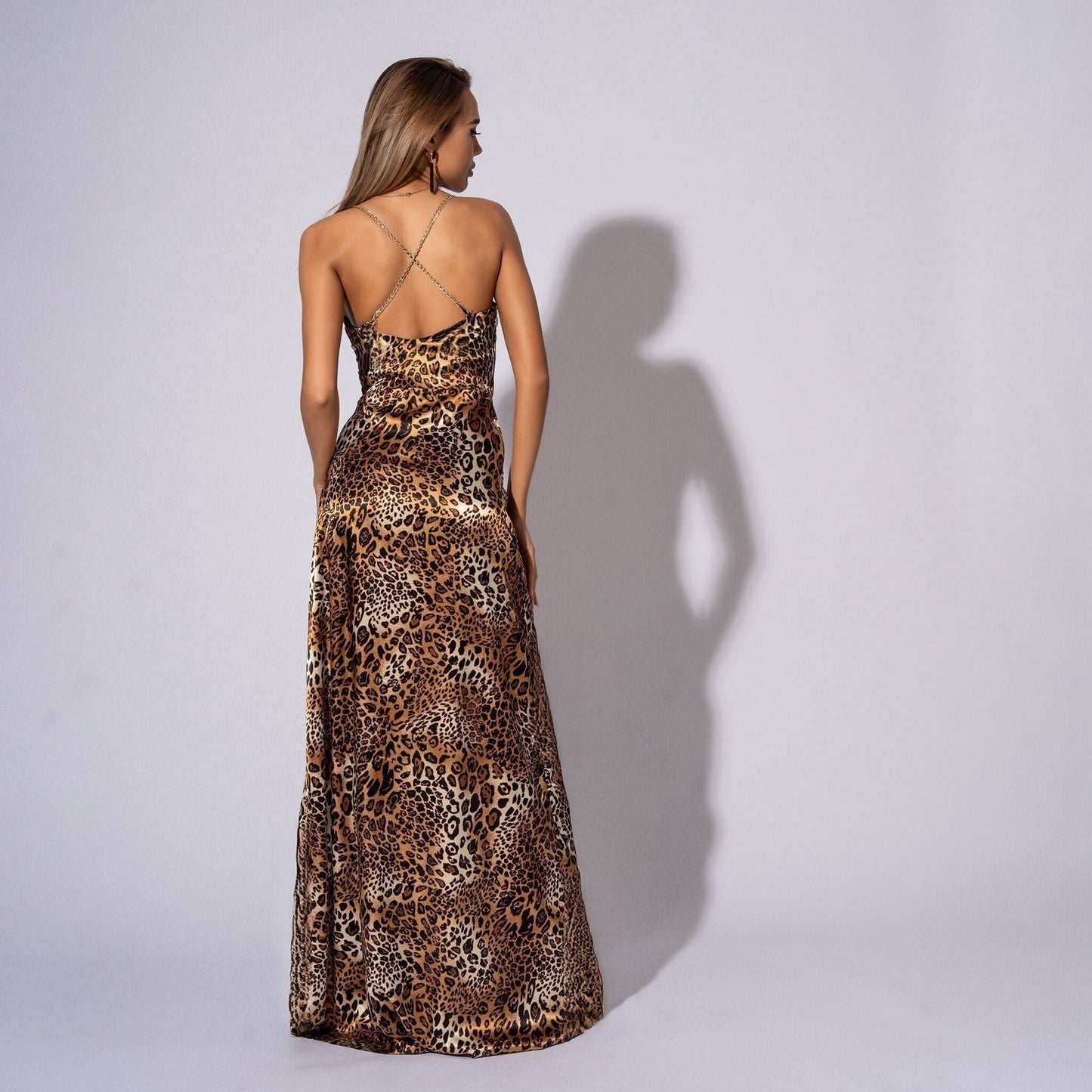 Langes Satinkleid mit Animalprint. Sei dieses Mädchen.