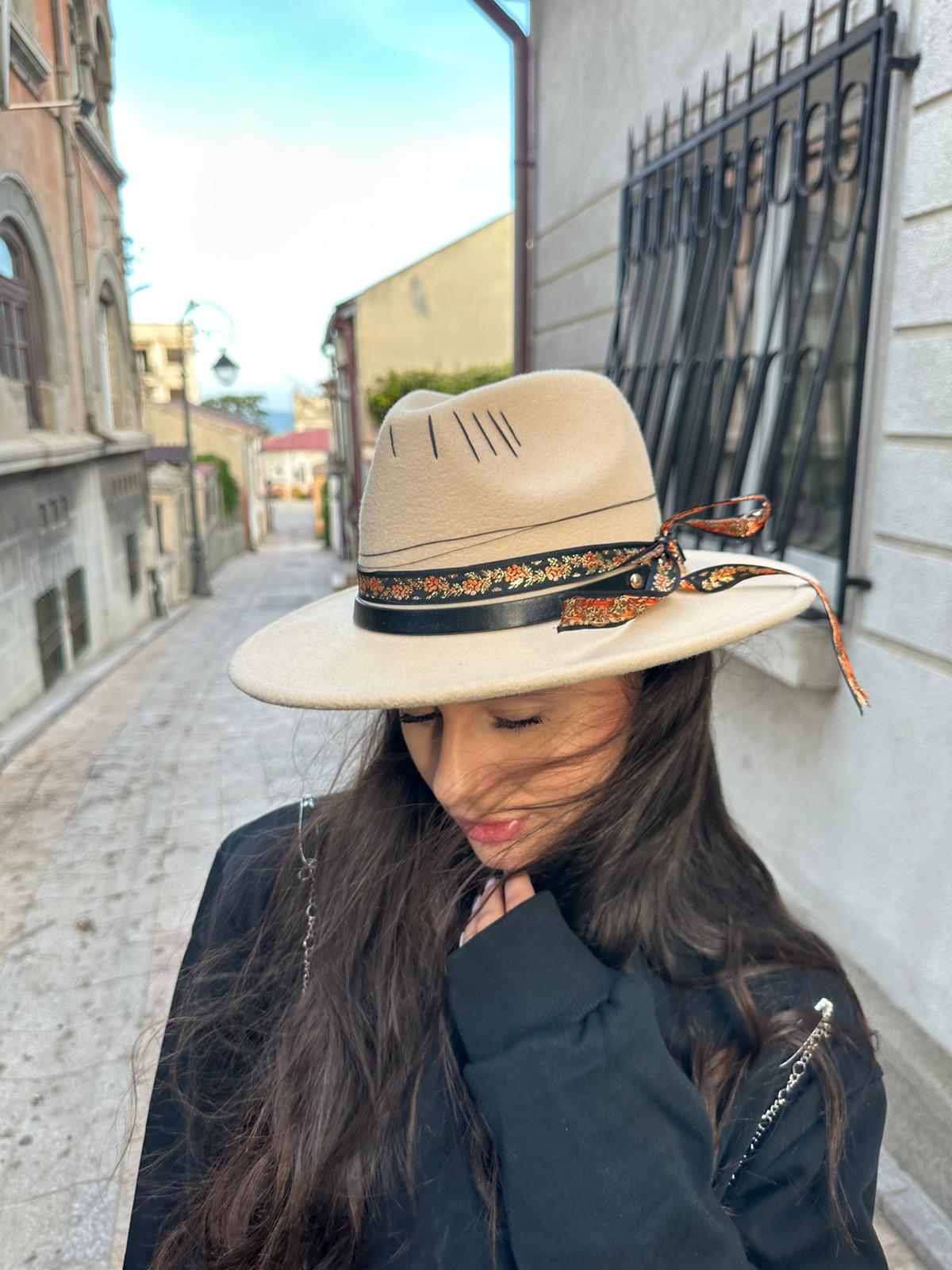 Pălărie Artistică Handpainted – Design Creativ Unicat