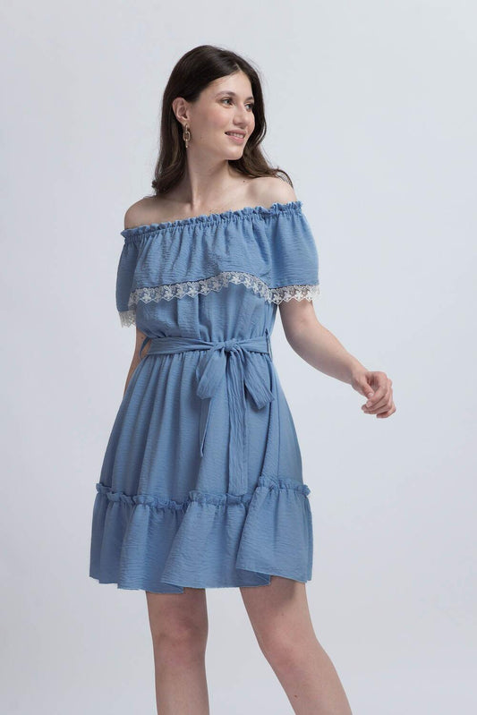 Kurzes Kleid mit Spitzeneinsätzen
