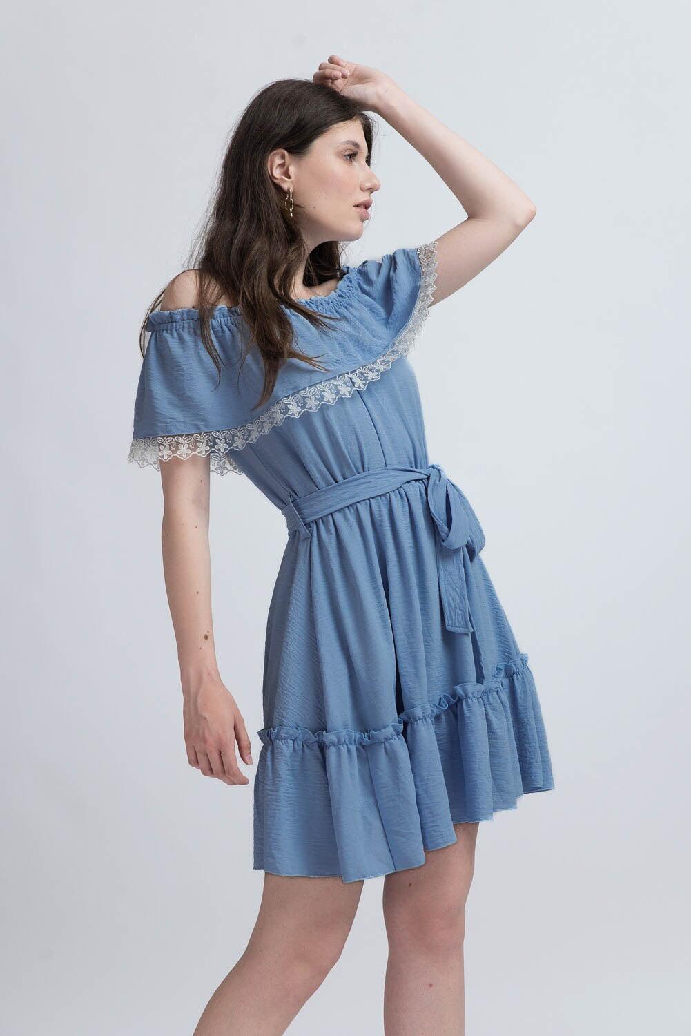 Kurzes Kleid mit Spitzeneinsätzen