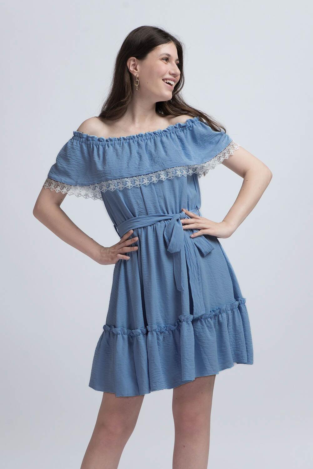 Kurzes Kleid mit Spitzeneinsätzen