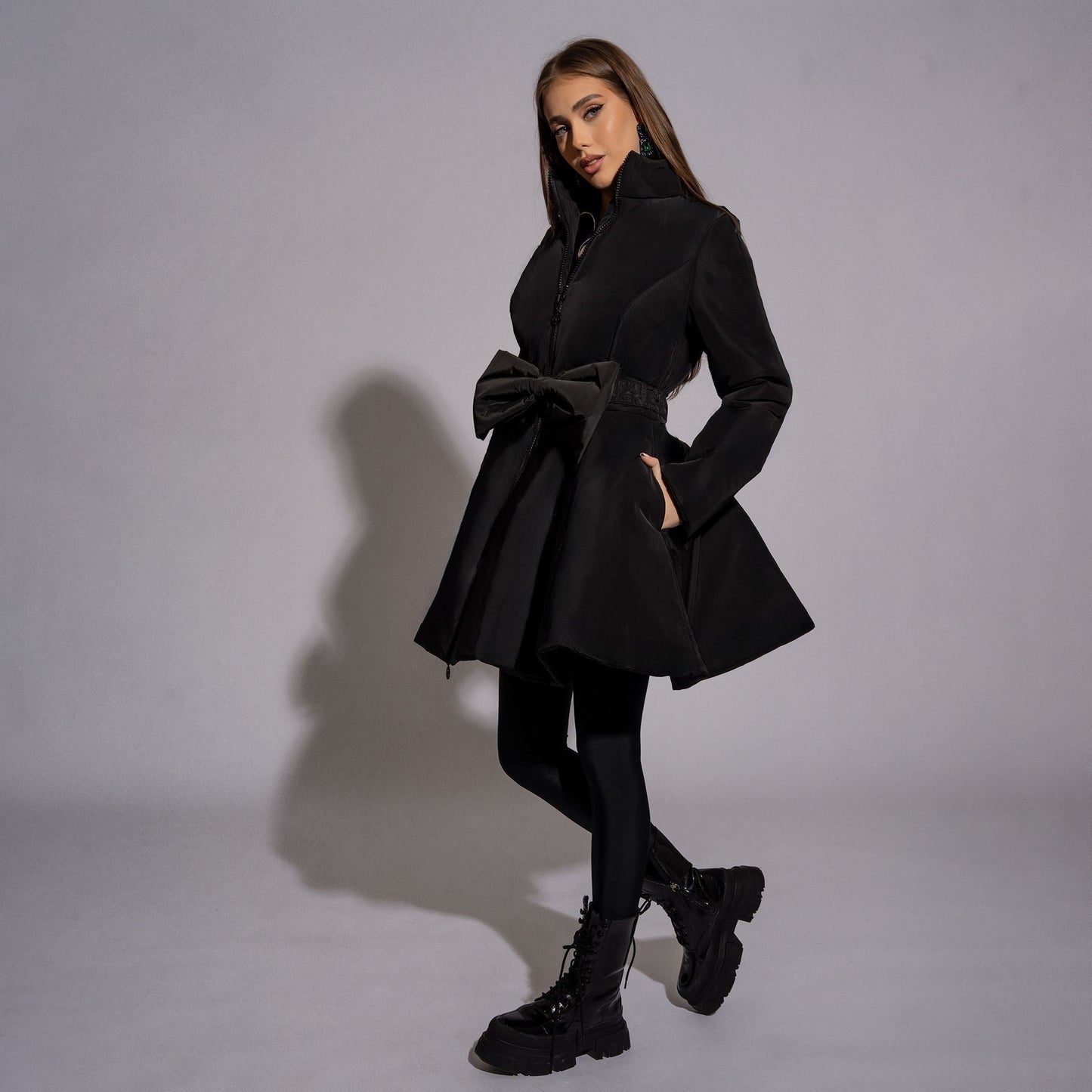 Geaca groasa de iarna neagra clos, din fas, cu funda in talie