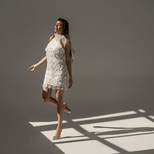 Weißes Minikleid mit 3D-Blumenapplikationen Yes You Are