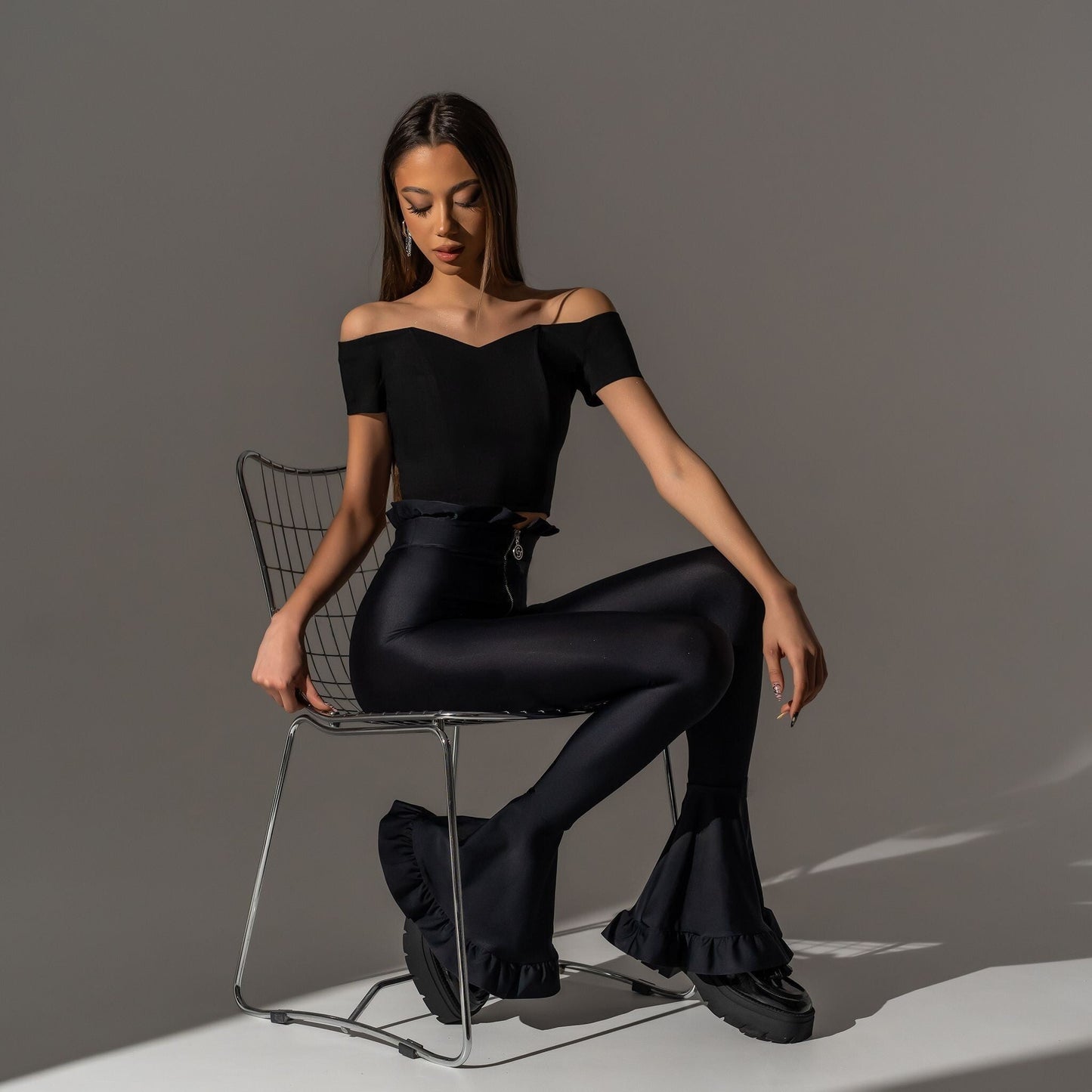 Pantaloni evazati din lycra cu volane Different