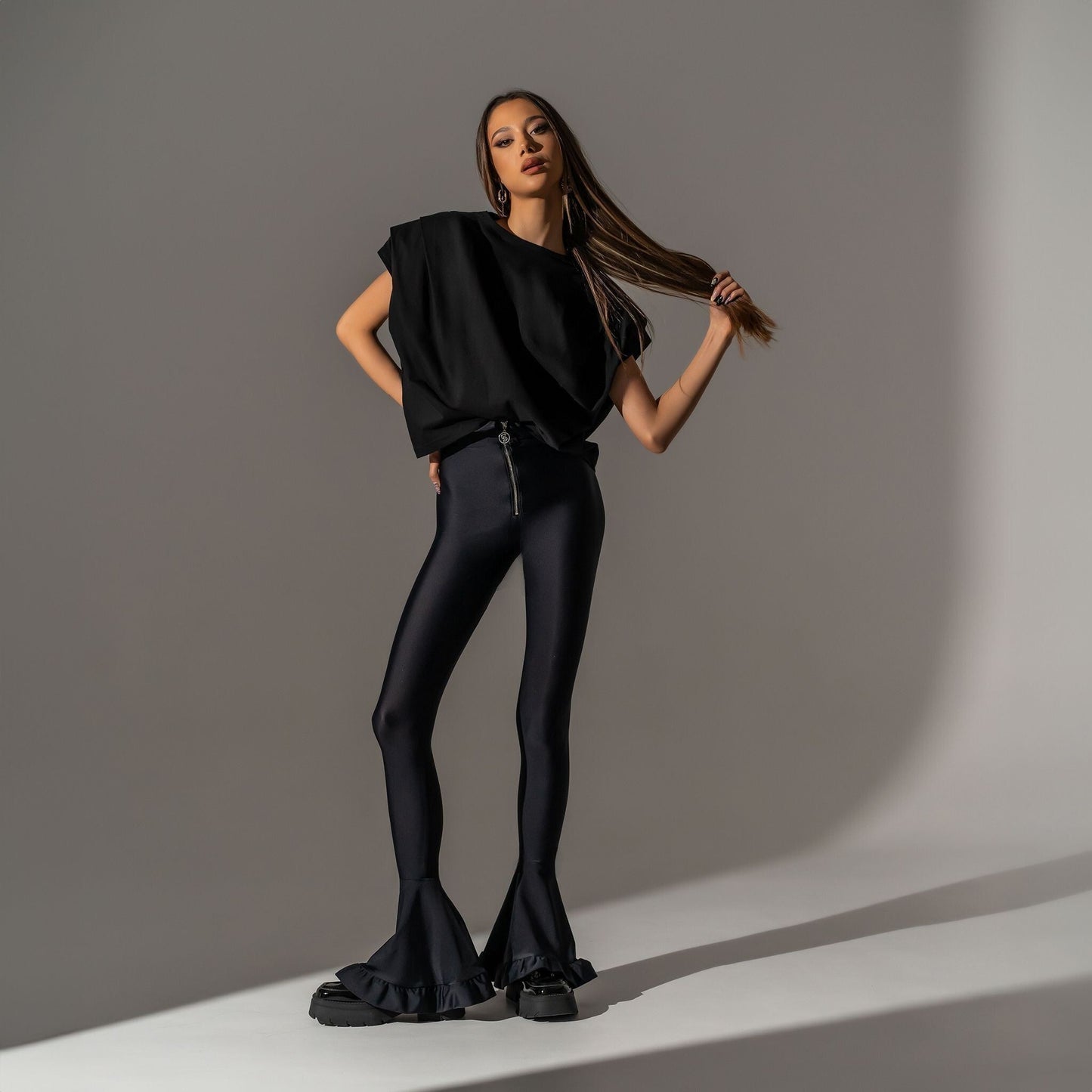 Pantaloni evazati din lycra cu volane Different