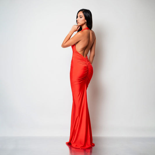 Langes rotes Lycra-Kleid mit Neckholder-Ausschnitt, freiem Rücken und drapierten Details. Seraphine