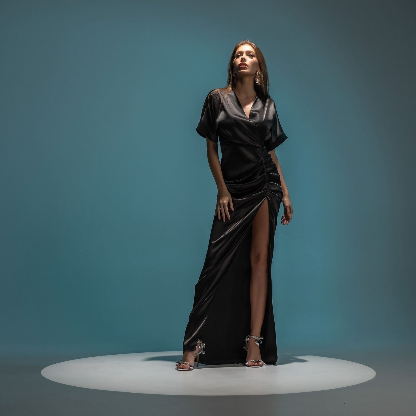 Langes Satinkleid mit Drapierungen und Kimono-artigem Oberteil, Black Moon