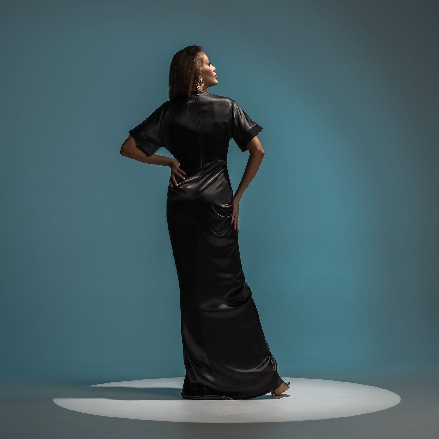 Langes Satinkleid mit Drapierungen und Kimono-artigem Oberteil, Black Moon