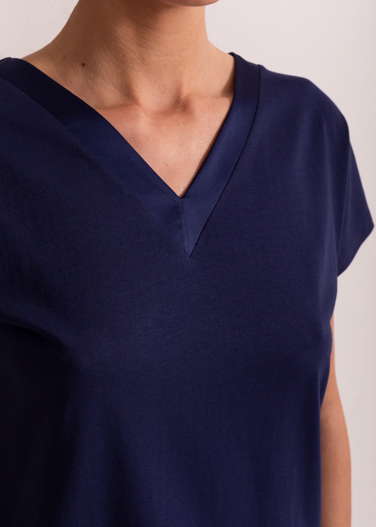 Bluză damă modal TENCEL™ – bluză cu mâneci scurte și decolteu în V elegant