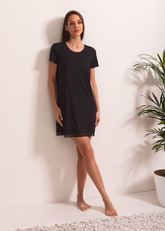 Cămașă de noapte damă – model lejer, cu decolteu rotund și mânecă scurtă, confortabilă