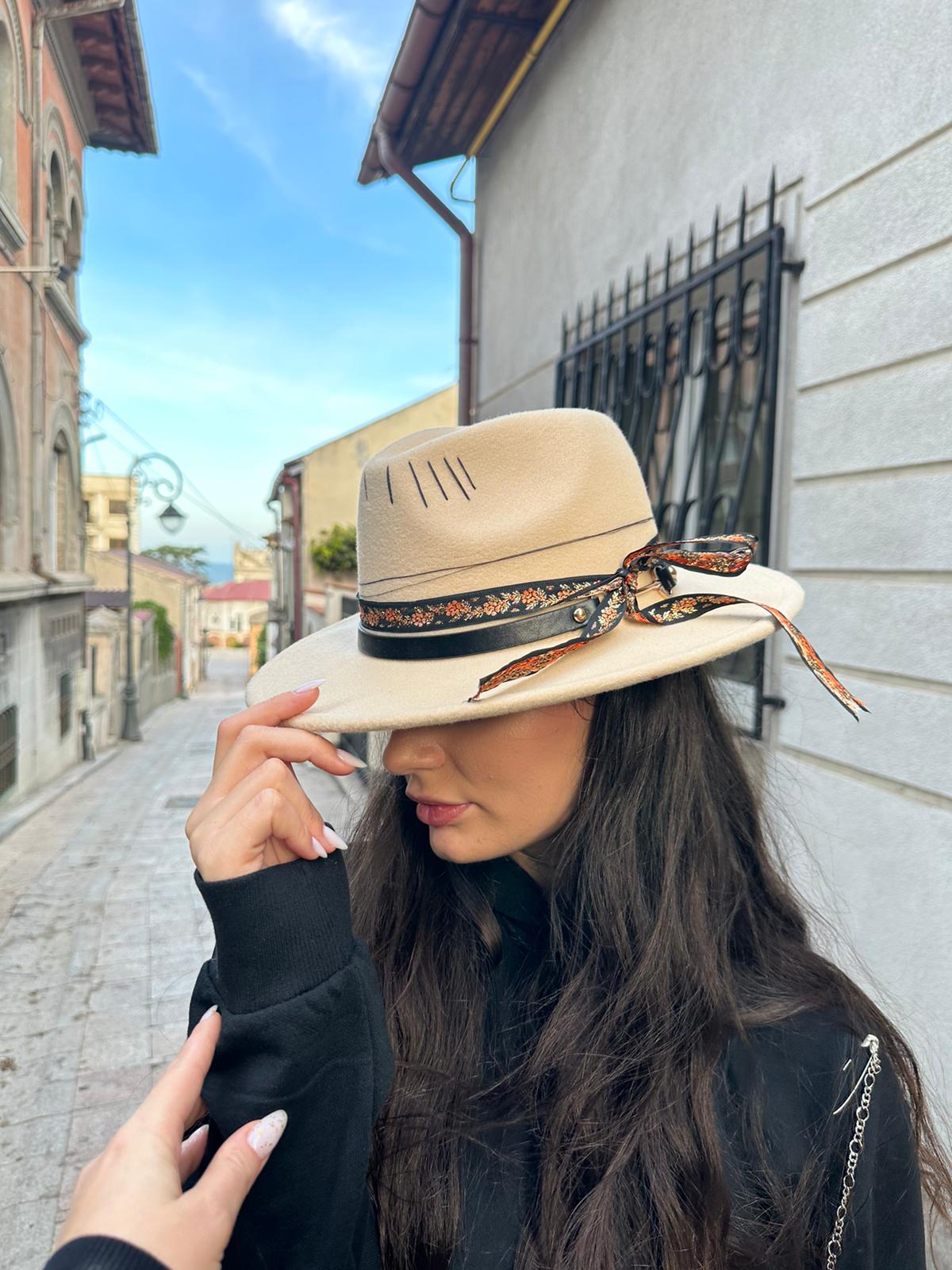 Pălărie Artistică Handpainted – Design Creativ Unicat