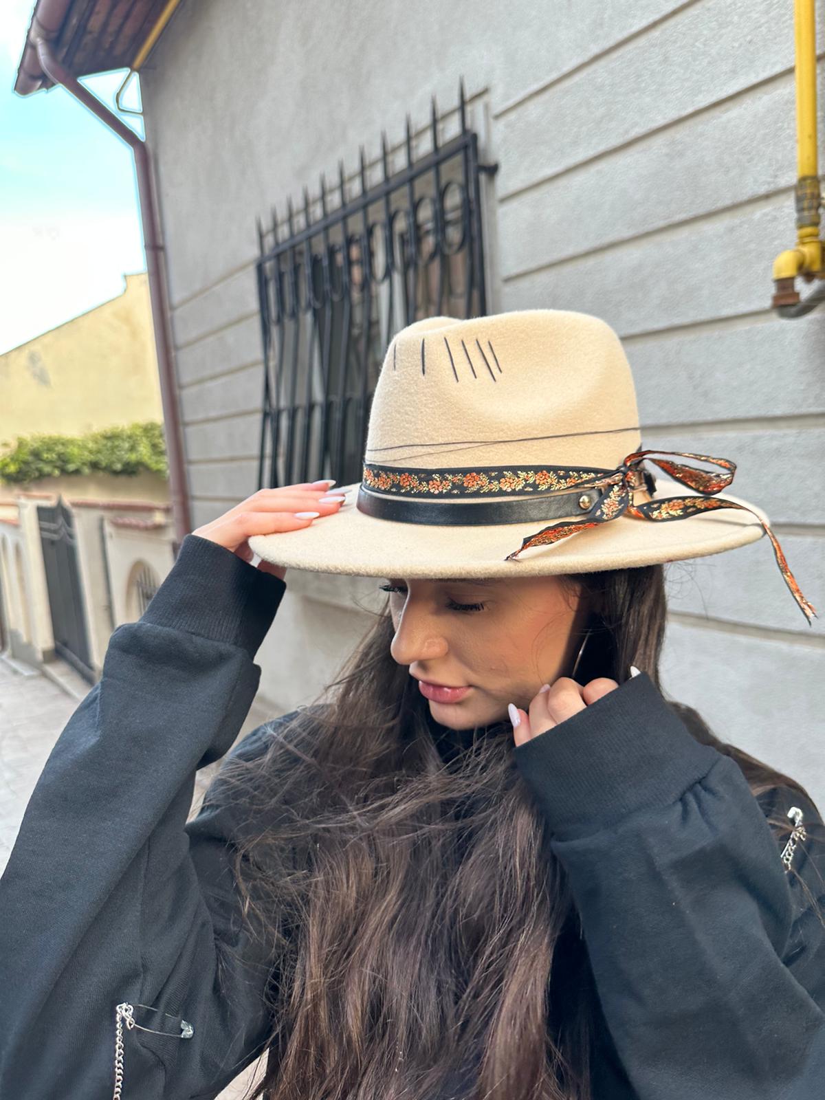 Pălărie Artistică Handpainted – Design Creativ Unicat