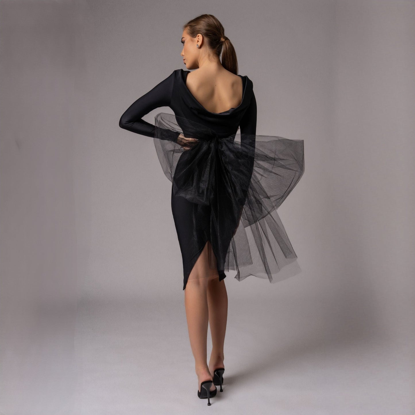Schwarzes Midikleid von Celine mit übergroßer Tüllschleife