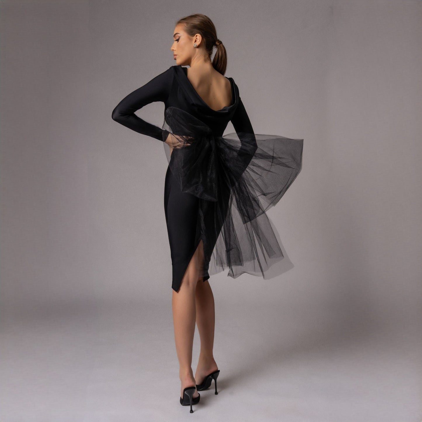 Schwarzes Midikleid von Celine mit übergroßer Tüllschleife
