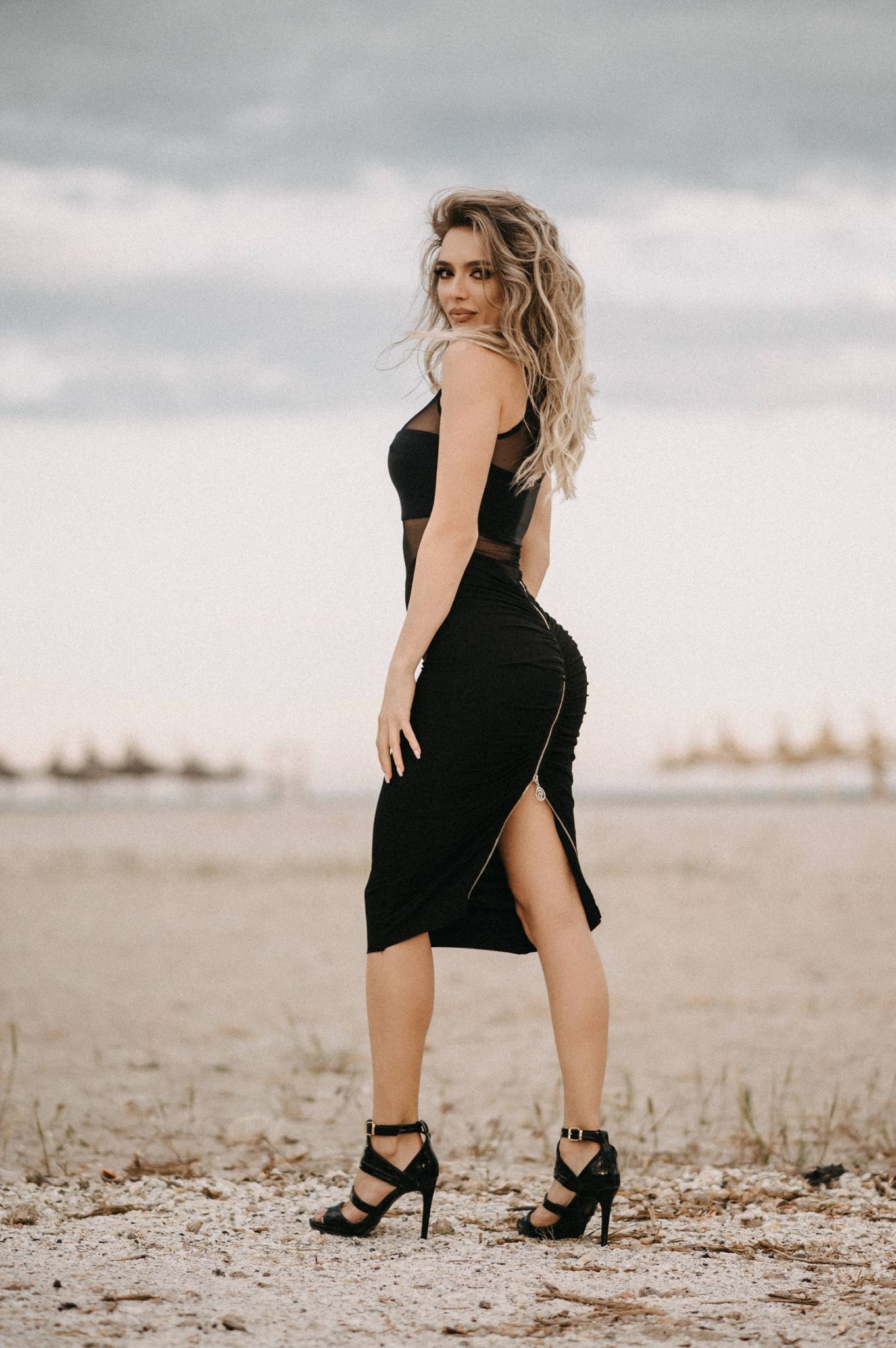 Schwarzes Tüllkleid mit Reißverschluss hinten – Himmel