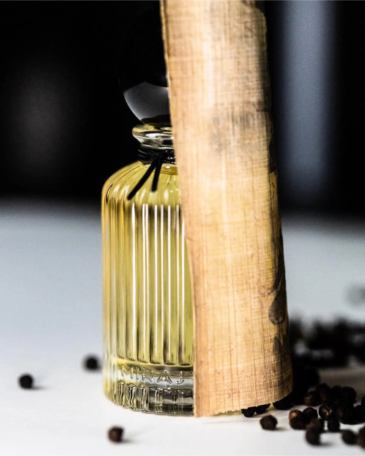 Miraj Velur parfum 75ml – Apă de parfum piele-lemnos condimentat, ultra masculin, puternic și sofisticat