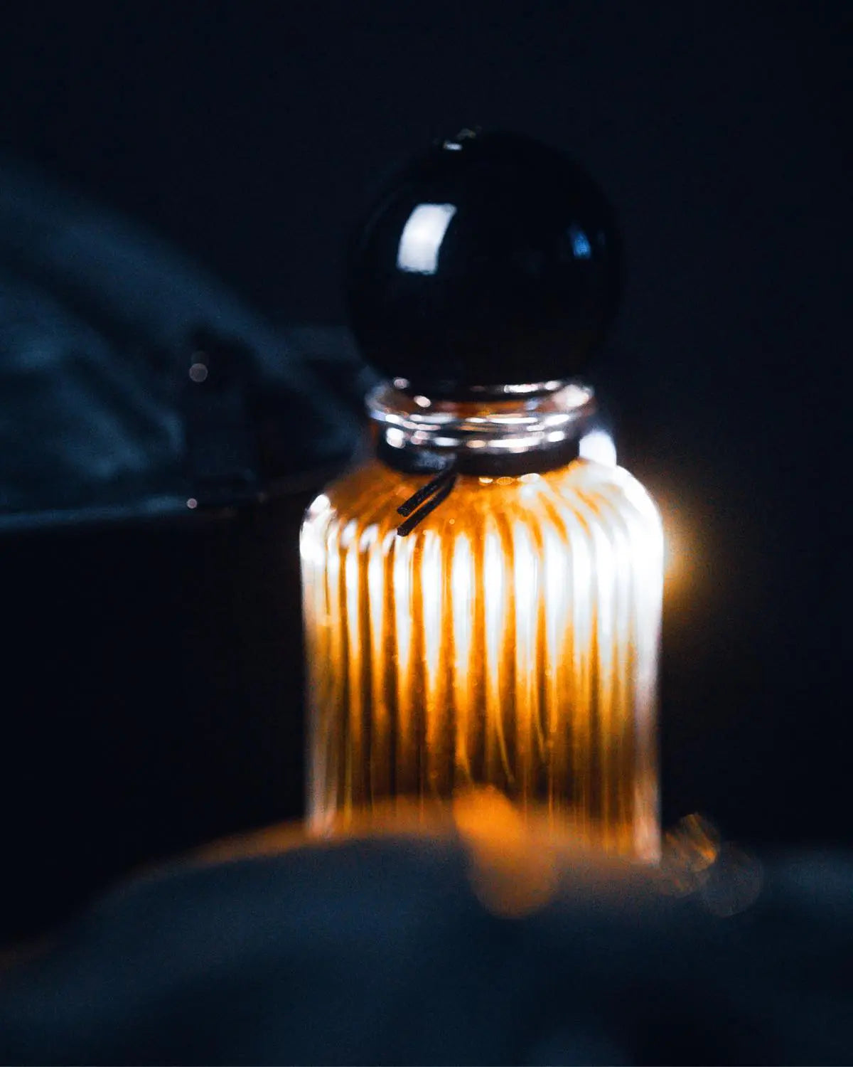 Miraj Vesper parfum 75ml – Apă de parfum lemnos-ambrată, intensă, condimentată și memorabilă