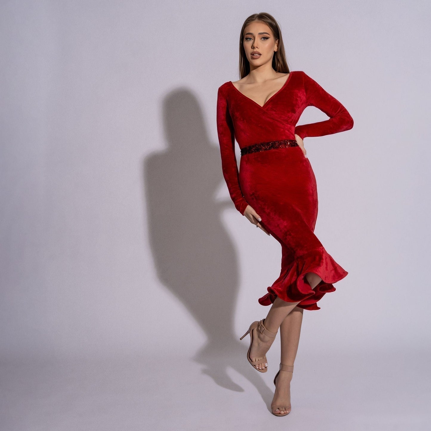 Rotes Samtkleid mit Rüschen, roter Diamant