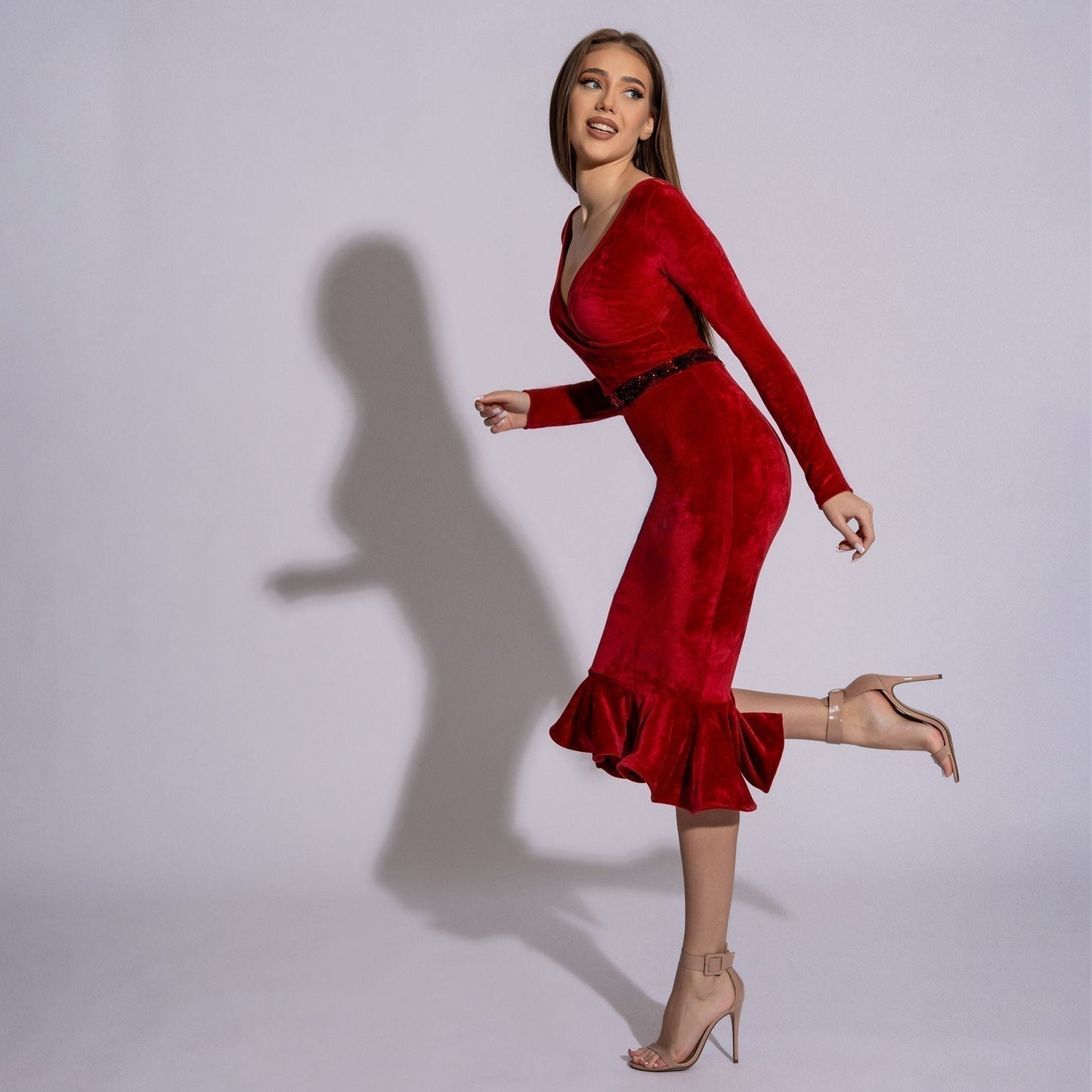 Rotes Samtkleid mit Rüschen, roter Diamant