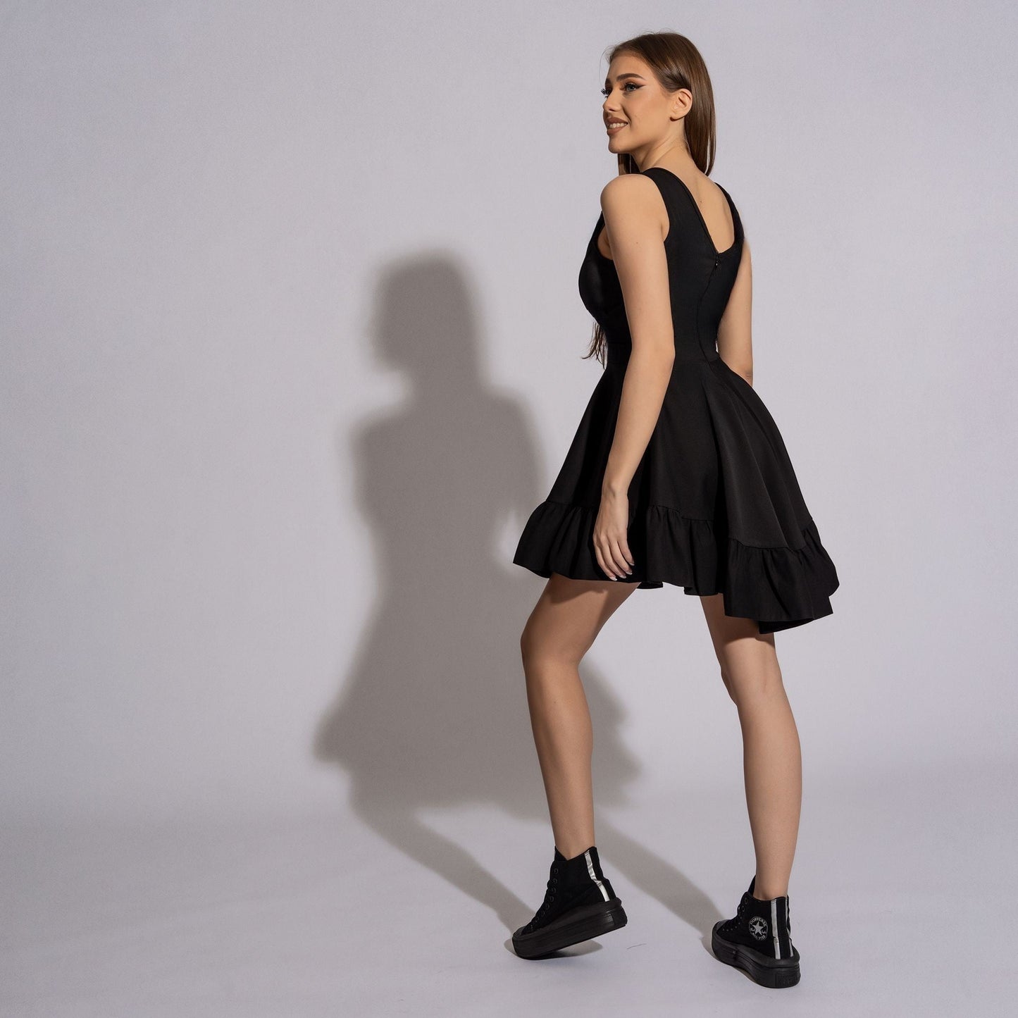 Kurzes schwarzes Kleid mit Rüschen (Refresh)