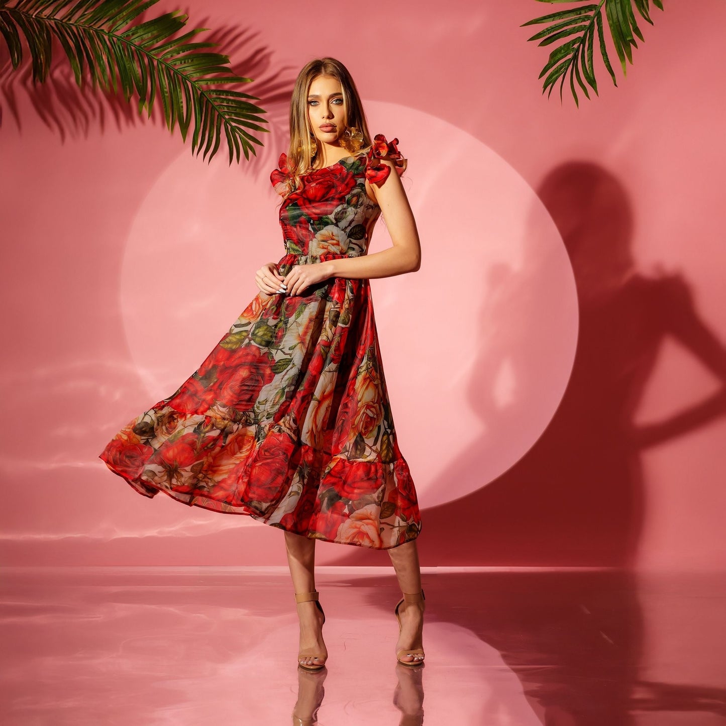 Bedrucktes Organza-Midikleid mit weitem Rock und Rüschen Rosa