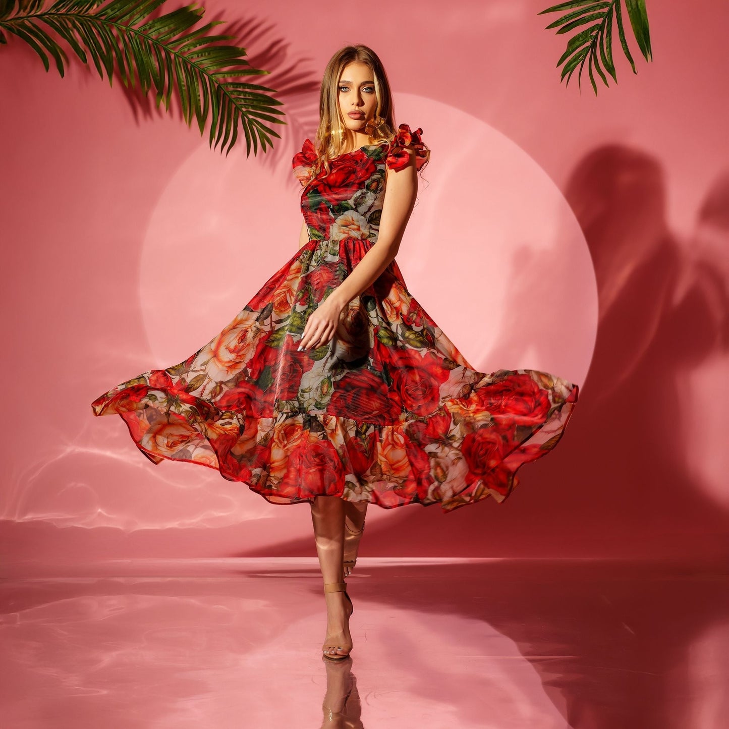 Bedrucktes Organza-Midikleid mit weitem Rock und Rüschen Rosa